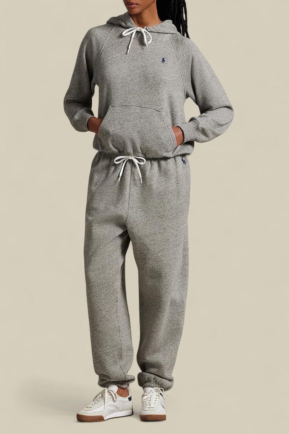 תמונת כל הלוק של סווטשירט קפוצ'ון